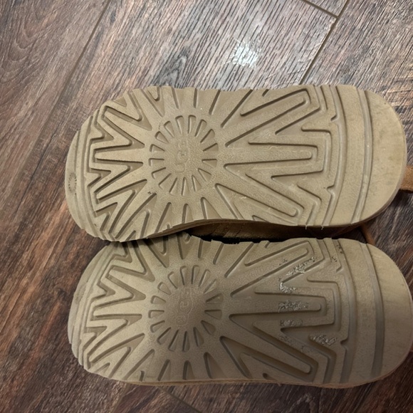 Ugg Woman’s Neumel in color chestnut size 6 - Picture 7 of 7